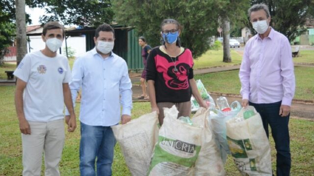 Moradores de Ipameri trocam objetos recicláveis que poderiam ser criadouros do Aedes por material escolar
