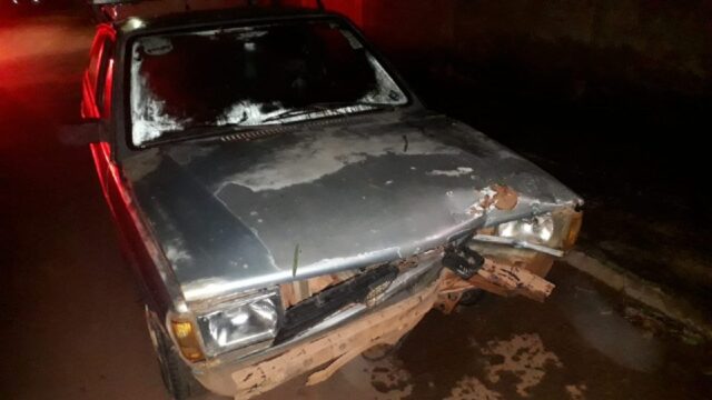 Em Pires do Rio, motorista embriagado bate carro em lixeira
