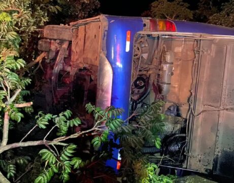 Ônibus capota, deixa uma pessoa morta e mais de 15 feridas na BR-050, dizem bombeiros