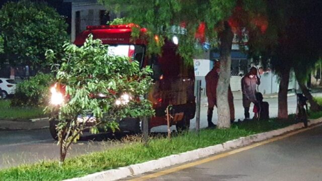 Homem fica ferido após sofrer queda de mobilete no Bairro Nossa Senhora de Fátima, em Catalão