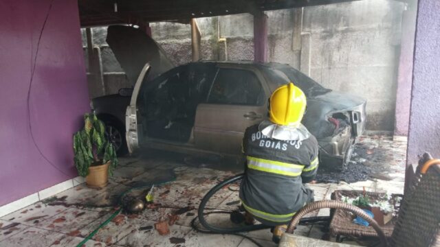 Bombeiros em Ipameri combatem incêndio em veículo