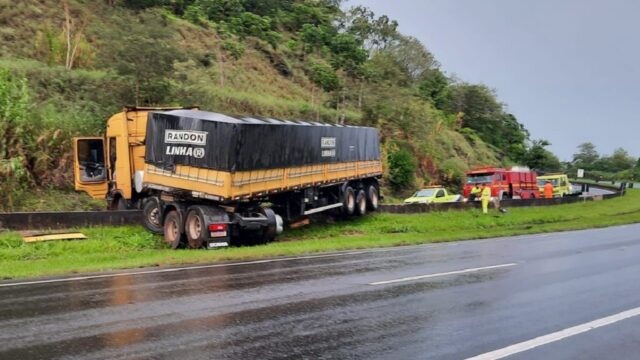 Motorista perde controle de carreta é invade canteiro central na BR-050, sentido Catalão a Uberlândia