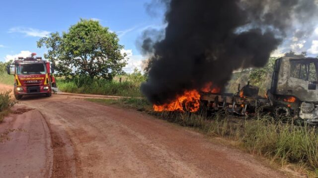 Caminhão pega fogo na zona rural de Marzagão