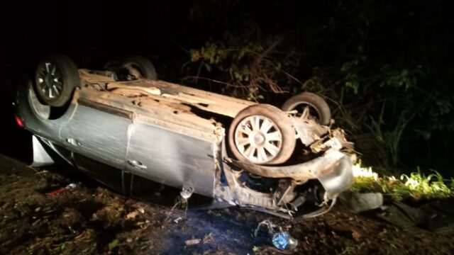 Motorista perde controle durante ultrapassagem e capota veículo na GO-330 em Ipameri