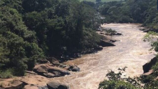 Bombeiros realizam buscas por jovens que se afogaram no Rio Piracanjuba, em Pires do Rio