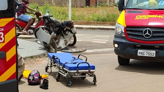 Em cruzamento perigoso, casal em motocicleta é atingido por carro em Catalão