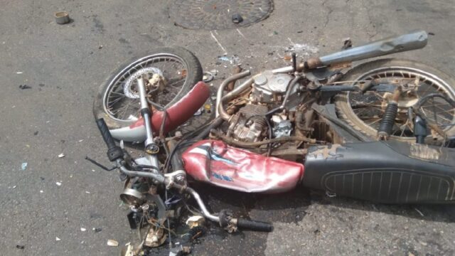 Motociclista sai ileso após caminhão passar sobre o veículo em Catalão