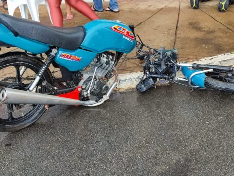 Jovem motociclista fica ferido em acidente no Bairro N. S. De Fátima, em Catalão