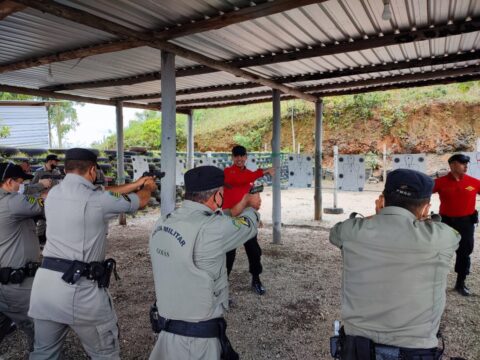 Polícia Militar de Catalão realiza instrução de tiro real e curso de atualização de armamento
