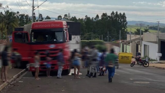 Caminhoneiro morre após ser atropelado pela própria carreta em Jataí