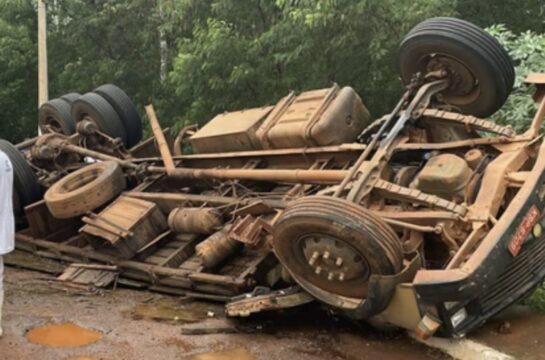 Carreta que transportava gado tomba em Jataí e caminhoneiro fica ferido