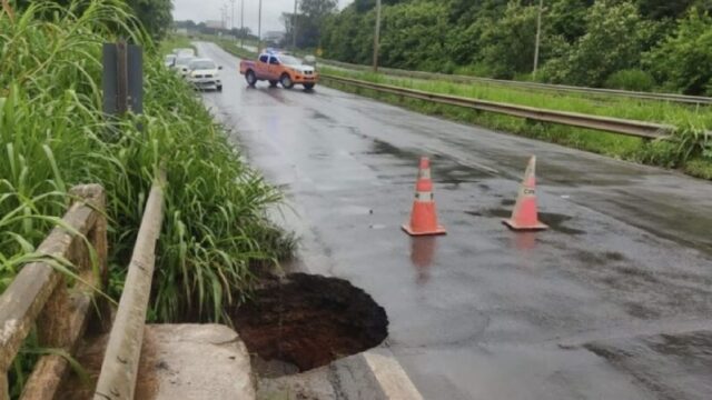 Após temporal, ponte da GO-020 entre Goiânia e Bela Vista é parcialmente interditada