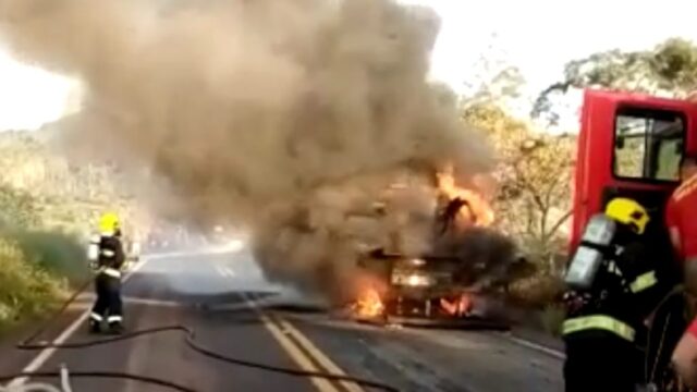 Vídeo: Caminhão guincho que transportava trator pega fogo na GO-210 e fica destruído