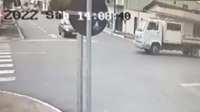 Câmera de segurança registra acidente em cruzamento de ruas em Catalão