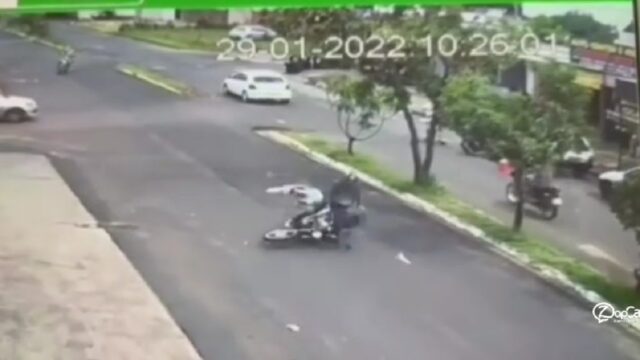 VÍDEO: Adolescente é atropelado por motociclista no Bairro Jardim Canaã em Uberlândia