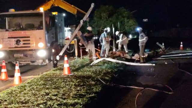 Caminhão prancha arrebenta fios na Avenida Presidente Médici em Catalão e deixa três bairros sem energia