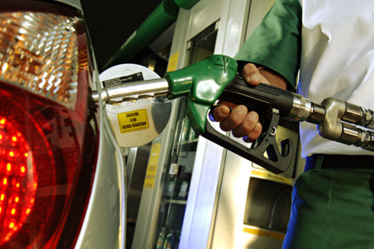 Petrobras reduz litro da gasolina em R$ 0,25 nas distribuidoras