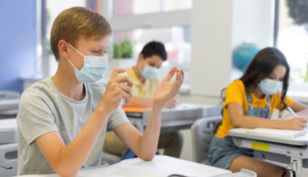 Sob medidas sanitárias, escolas estaduais voltam às aulas presenciais nesta quarta-feira
