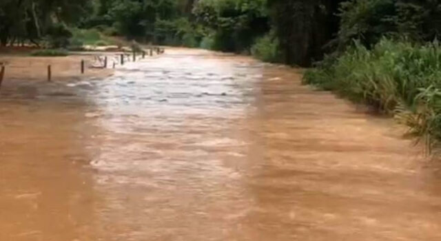 Rio Paranaíba transborda e cobre ponte no município de Carmo do Paranaíba
