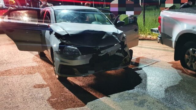 Acidente entre carro e caminhonete deixa motorista ferida, em Catalão