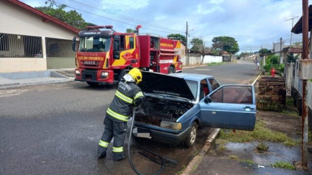 Bombeiros combatem incêndio a veículo em Ipameri