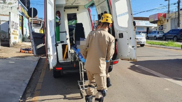Em Catalão, motociclista sofre fratura na perna após colidir contra caminhonete