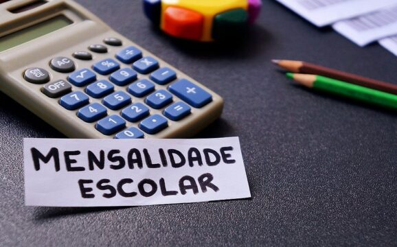 Pais sofrem com aumento de mensalidade das escolas particulares em 2022