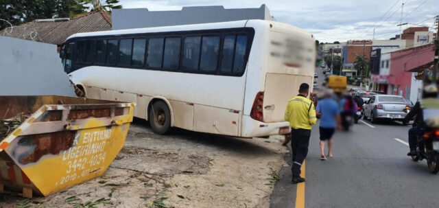 Ônibus perde freio e atinge portão na região central de Catalão