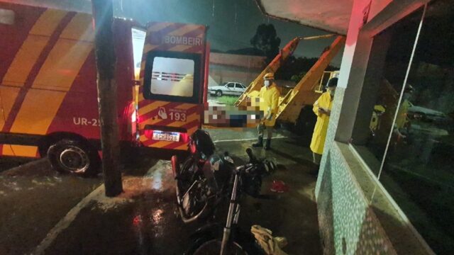 Homem fica ferido após bater moto em caminhão, em Catalão