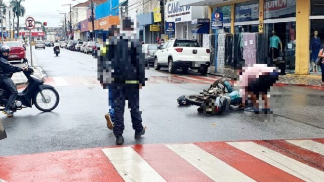 Carro colide com mototaxista e passageira em principal avenida no Centro de Catalão