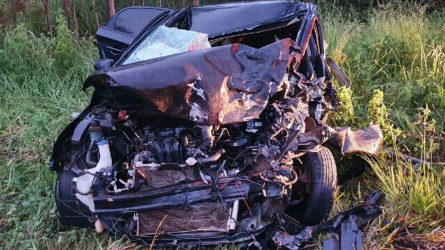 Dois ficam feridos em colisão frontal entre carro e caminhão na GO-330 em Ouvidor