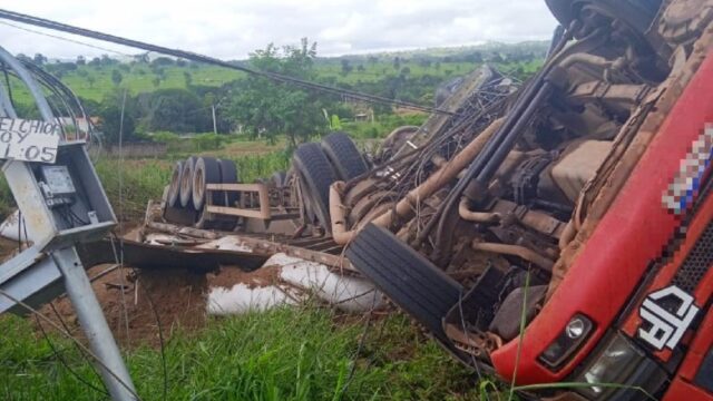 Carreta tomba em Anhanguera após perder o freio por problemas mecânicos