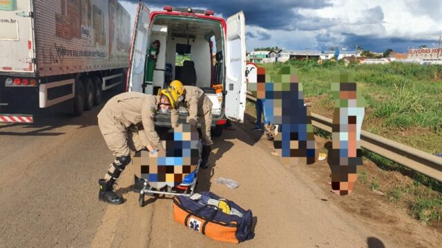 Motociclista fica ferida após sofrer queda de moto na BR-050, perímetro urbano de Catalão
