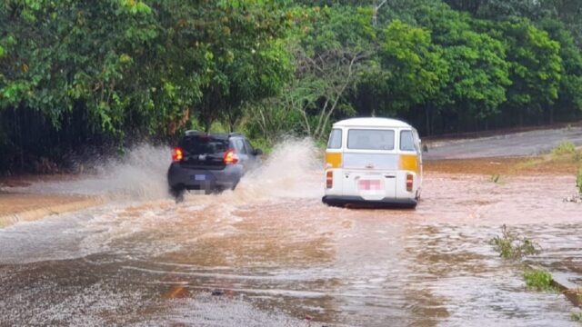 Chuva forte alaga ruas e deixa carros ilhados em Catalão; tempo encoberto continua nos próximos dias