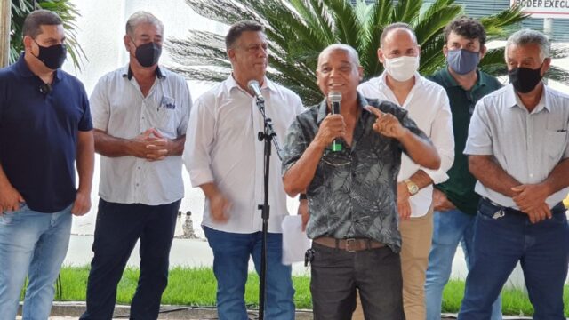 Presidente da Câmara de Ouvidor participa de solenidade de entrega de máquina motoniveladora para município