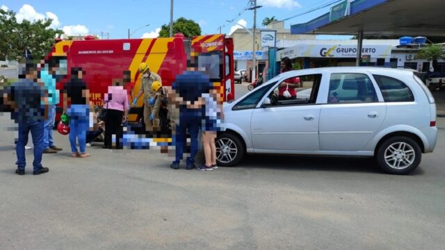 Idoso fica ferido em acidente entre carro e moto no Centro de Catalão
