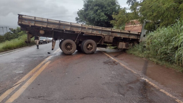 Idoso sem carteira de motorista morre após caminhão invadir pista contrária na MG-190 em Monte Carmelo