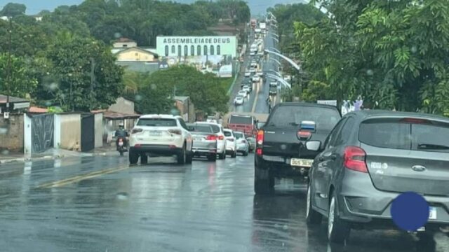 Forte chuva alaga ruas é invade casas no município de Corumbaíba