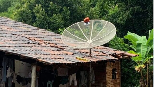 Raio cai em residência, queima aparelhos eletrônicos e faz buracos em parede e telhado, em Nova Aurora