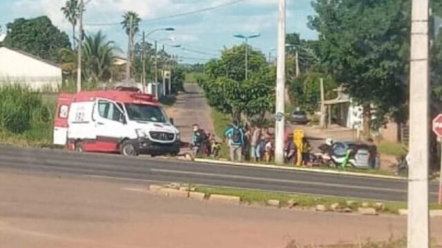 Três pessoas na mesma moto ficam feridas após colisão com poste em Caldas Novas