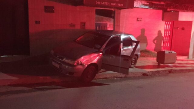 Após colidir em vários veículos, condutor embriagado é preso em Catalão
