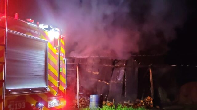 Vídeo: Incêndio atinge fábrica de carvão em Três Ranchos