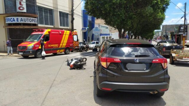 Mulher fica ferida após colidir sua moto com carro, em Catalão