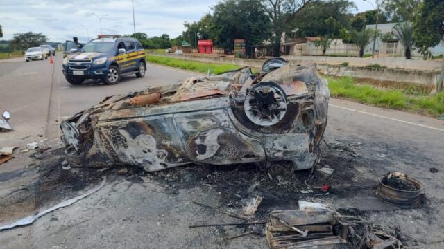 Duas pessoas morrem e duas ficam gravemente feridas após capotamento e incêndio de veículo na BR-060, em Indiara