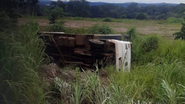 Caminhão carregado com óleo lubrificante tomba próximo a Caldas Novas e parte da carga é saqueada