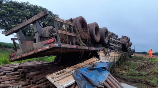 Motorista perde controle e tomba caminhão em rodovia, no município de Araguari