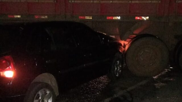Motorista fica ferido ao bater carro em lateral de caminhão na GO-210, no município de Davinópolis