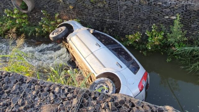 Motorista perde o controle e carro cai no córrego Pirapitinga, em Catalão