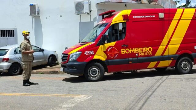 Carros colidem em cruzamento de ruas no Jardim Brasília, em Catalão