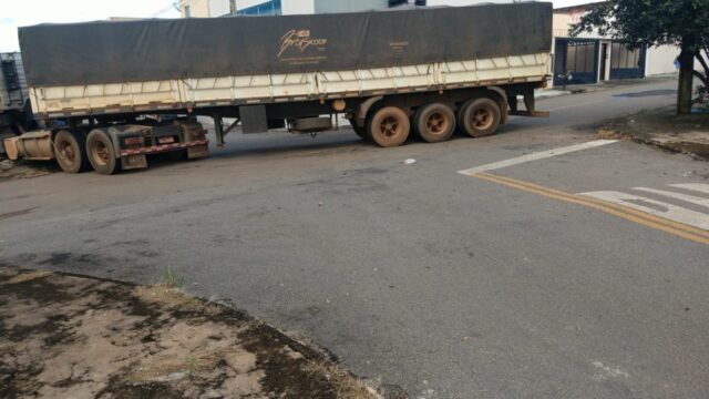 Carreta quebra ao fazer manobra e obstrui via no Bairro Santa Rita, em Catalão